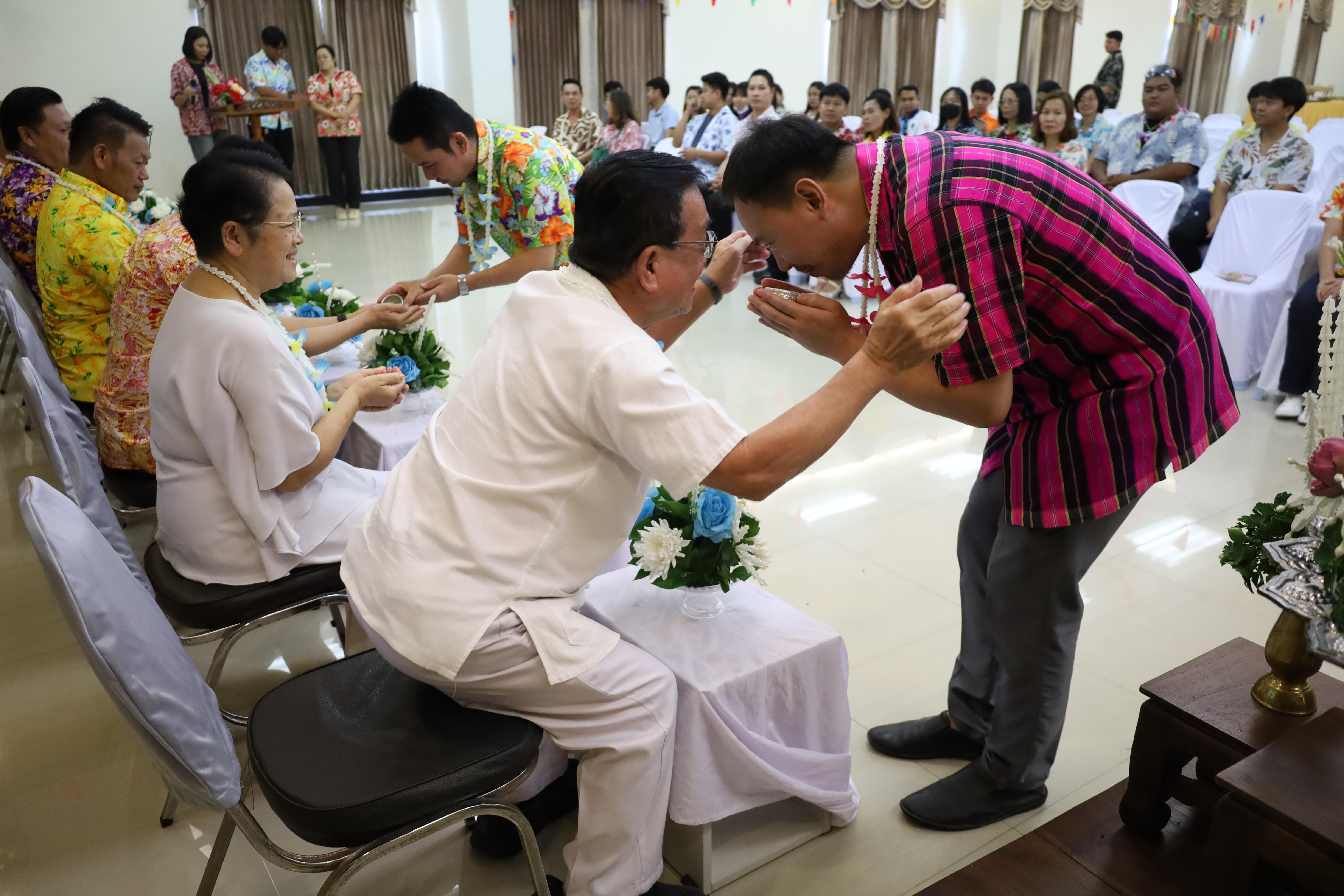 237. วันที่ 26 เมษายน 2568 สาขาการบริหารการศึกษา ได้จัดกิจกรรมรดน้ำดำหัวคณาจารย์ระดับบัณฑิตศึกษา ประจำสาขาการบริหารการศึกษา ณ ห้องประชุมครุร่มสัก 1 ชั้น 3 อาคารคณะครุศาสตร์